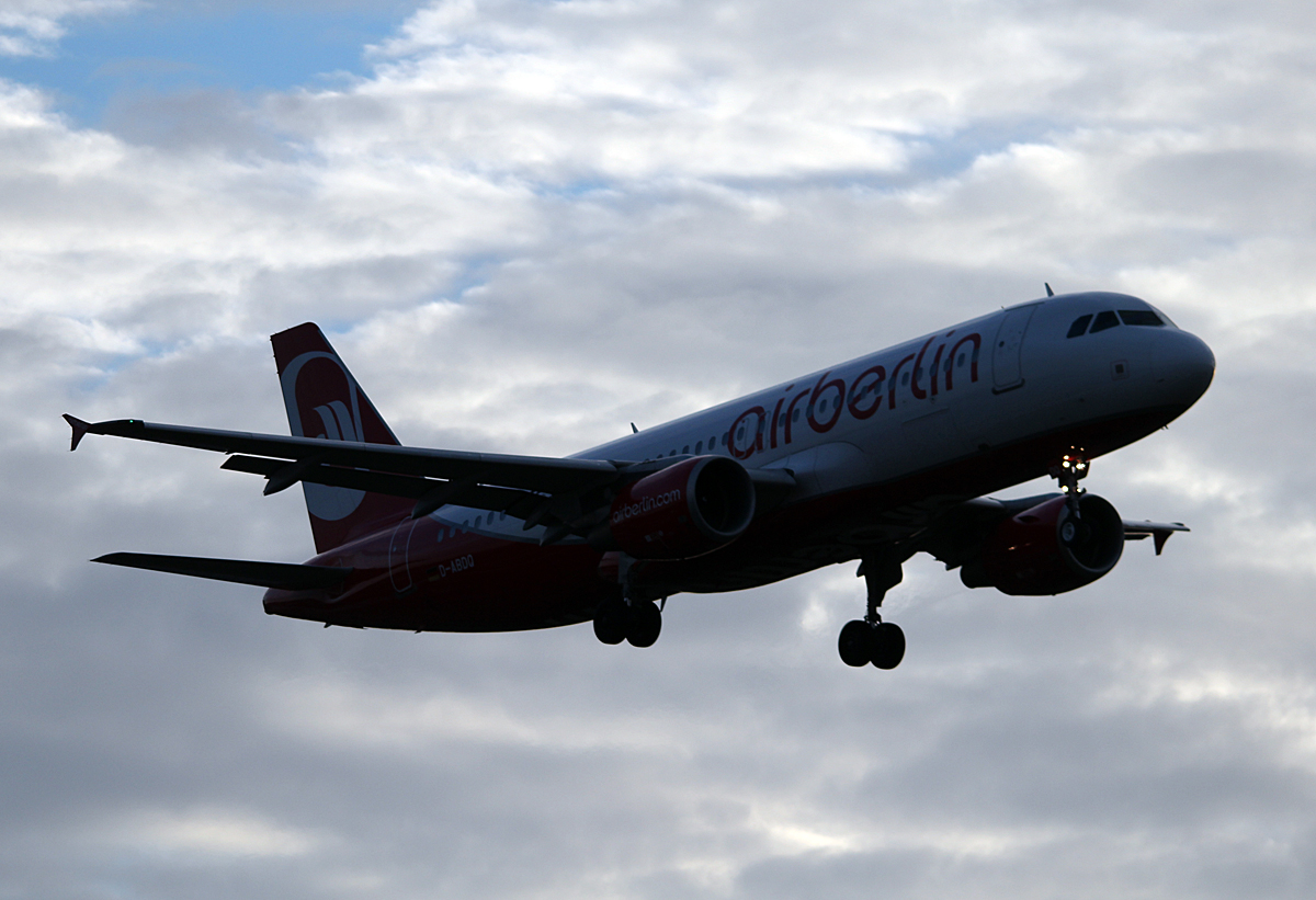 Air Berlin A 320-214 D-ABDQ bei der Landung in Berlin-Tegel am 11.01.2014