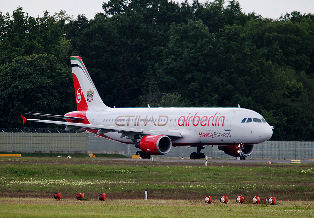 Air Berlin A 320-214 D-ABDU kurz vor dem Start in Berlin-Tegel am 09.05.2014