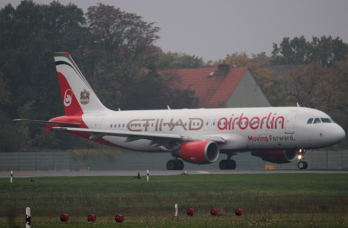 Air Berlin A 320-214 D-ABDU kurz vor dem Start in Berlin-Tegel am 26.10.2014