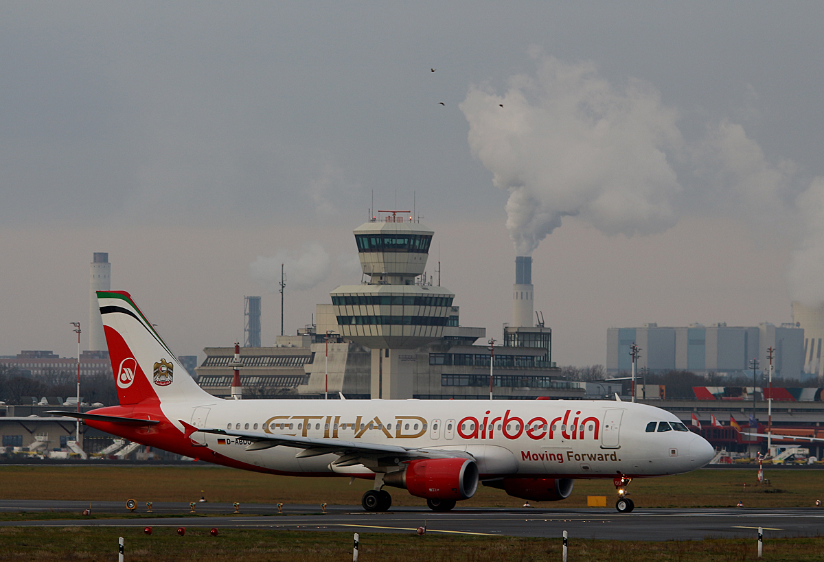 Air Berlin A 320-214 D-ABDU kurz vor dem Start in Berlin-Tegel am 19.12.2015