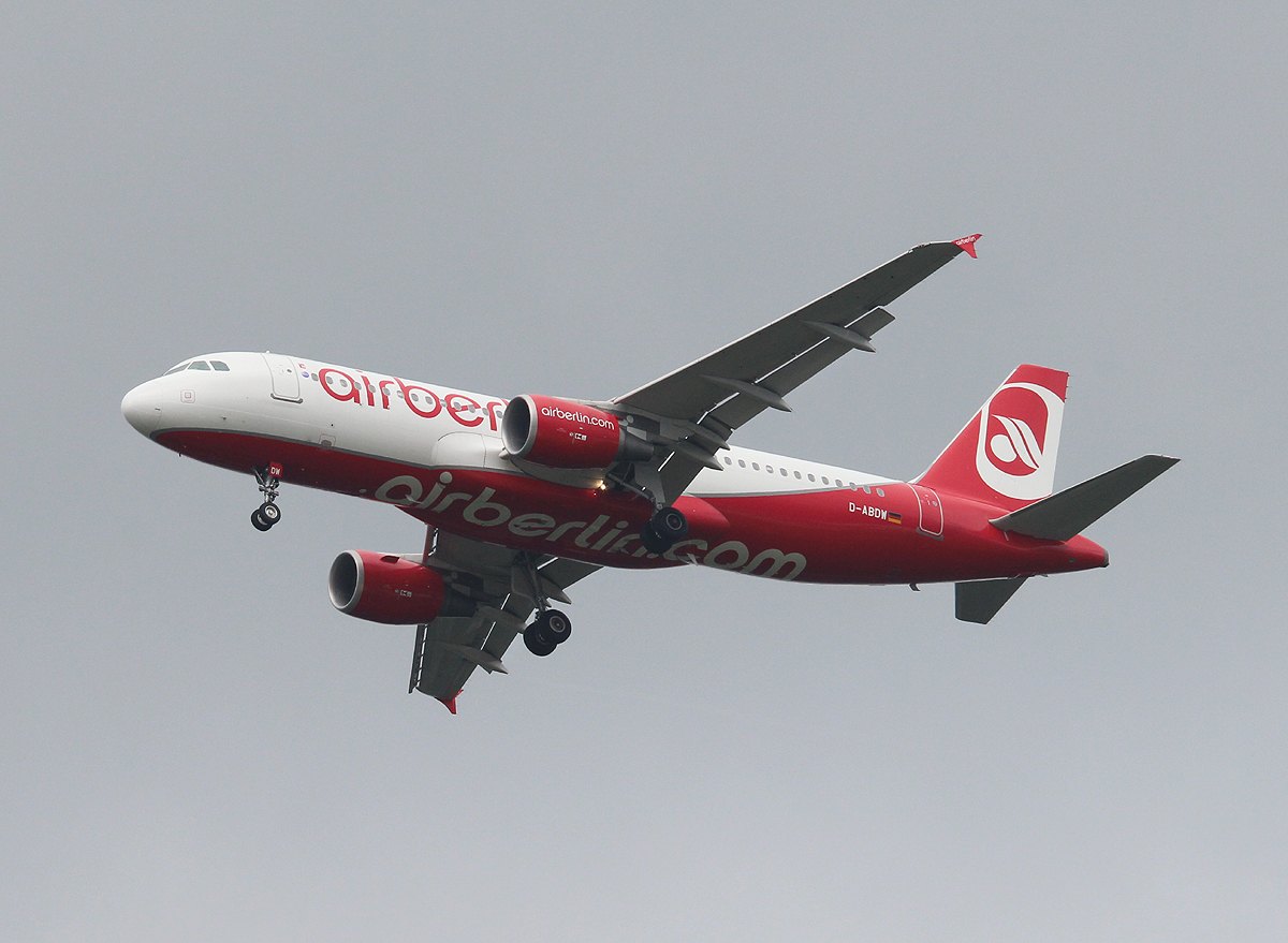 Air Berlin A 320-214 D-ABDW bei der Landung in Frankfurt am 09.06.2013