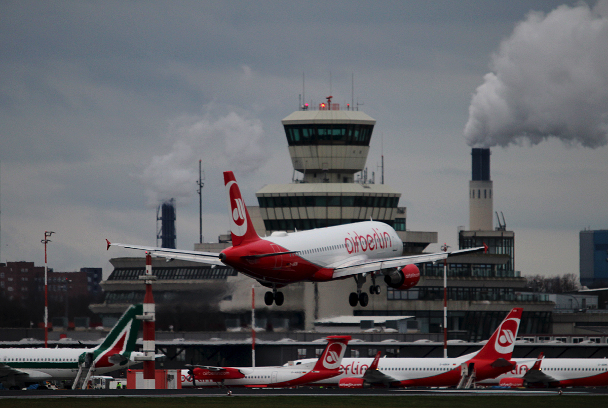 Air Berlin A 320-214 D-ABDW bei der Landung in Berlin-Tegel am 29.11.2015