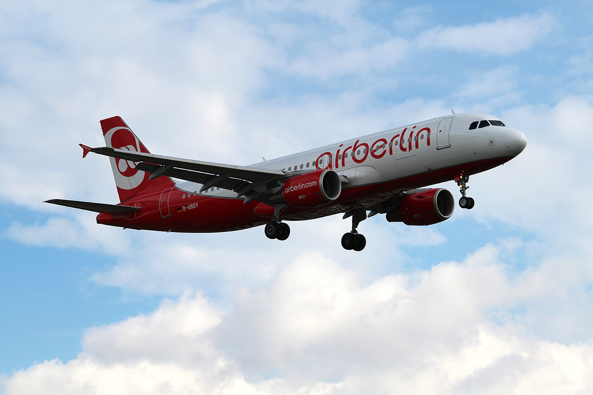Air Berlin A 320-214 D-ABDY bei der Landung in Berlin-Tegel am 04.09.2013