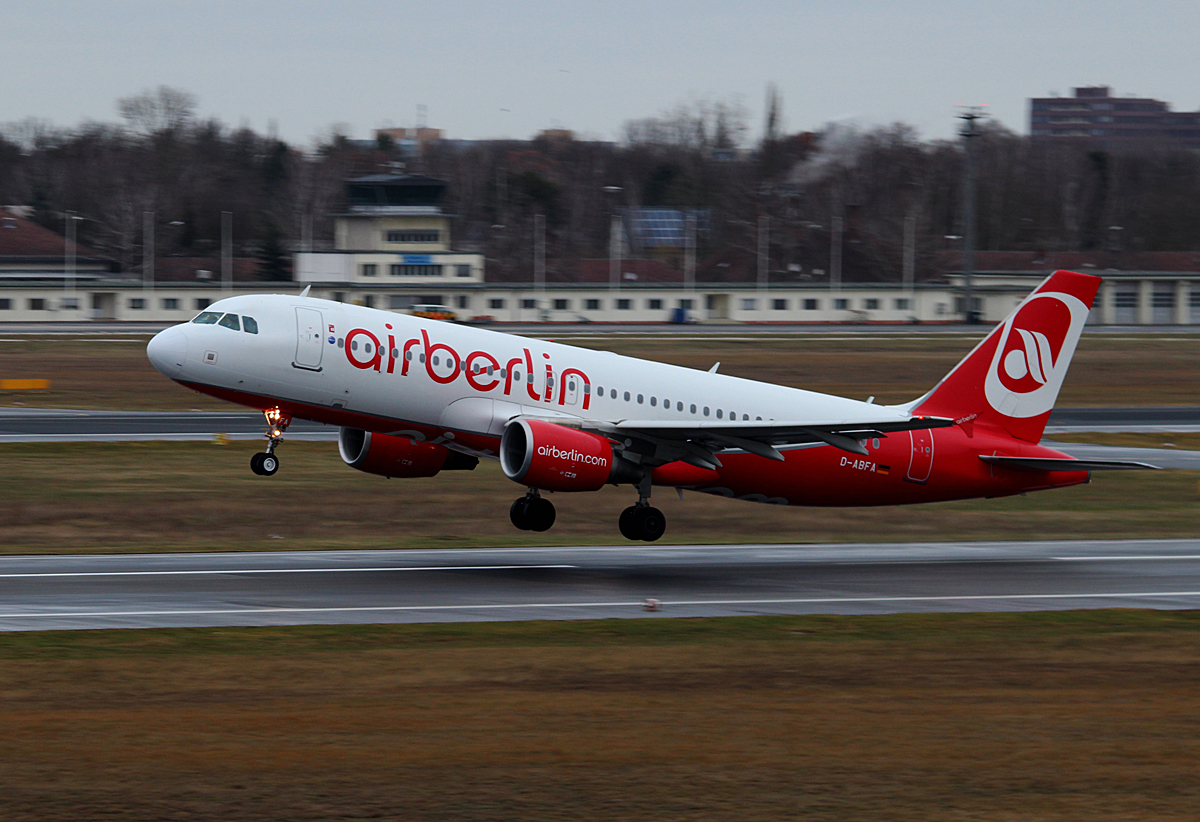 Air Berlin A 320-214 D-ABFA beim Start in Berlin-Tegel am 09.02.2015