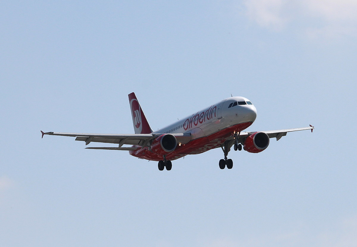 Air Berlin A 320-214 D-ABFC bei der Landung in Berlin-Tegel am 19.05.2013
