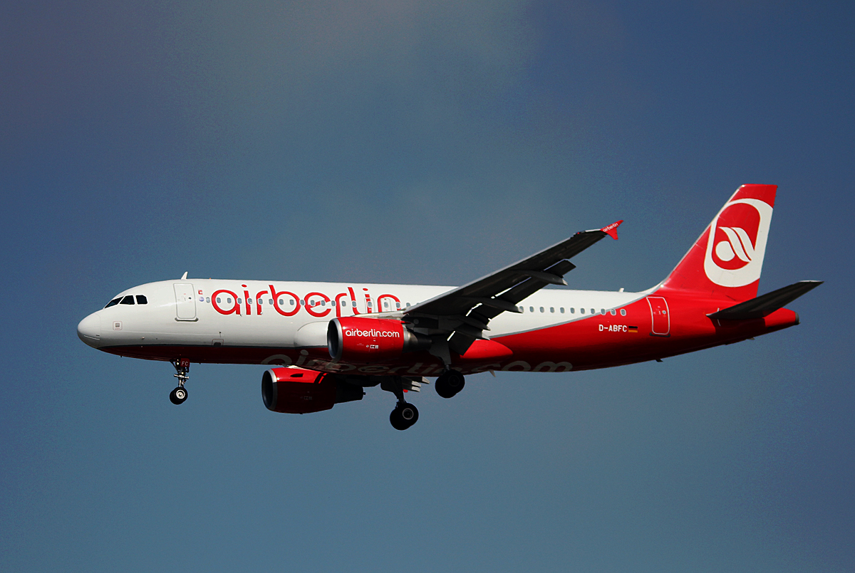 Air Berlin A 320-214 D-ABFC bei der Landung in Berlin-Tegel am 12.04.2014