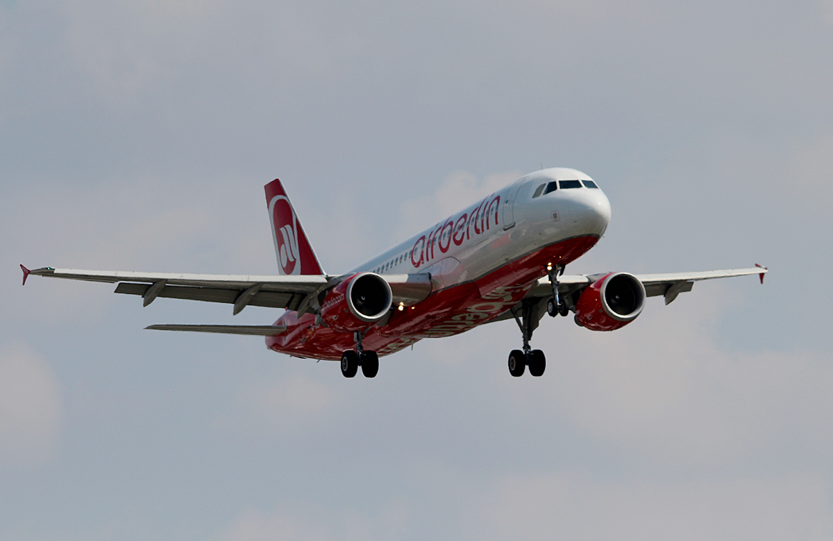Air Berlin A 320-214 D-ABFC bei der Landung in Berlin-Tegel am 08.08.2014