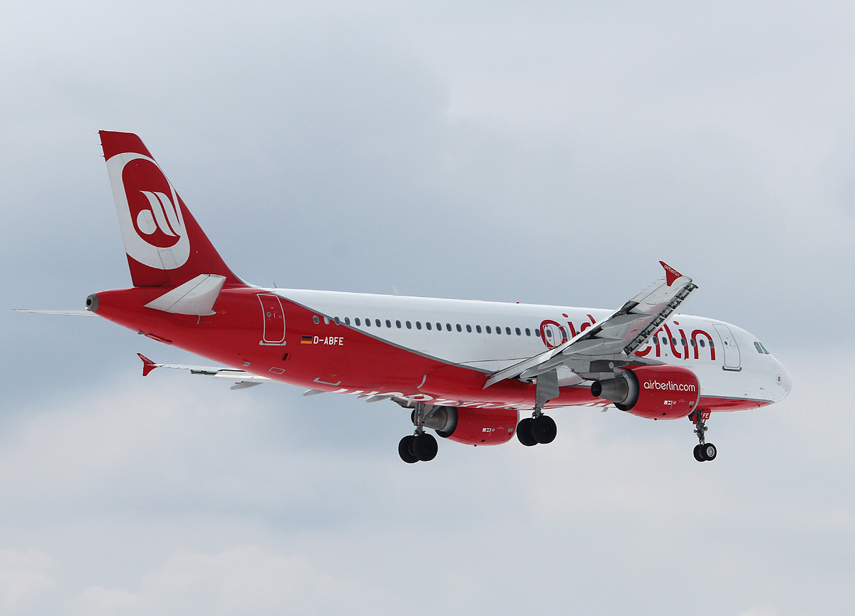 Air Berlin A 320-214 D-ABFE bei der Landung in Berlin-Tegel am 01.04.2013