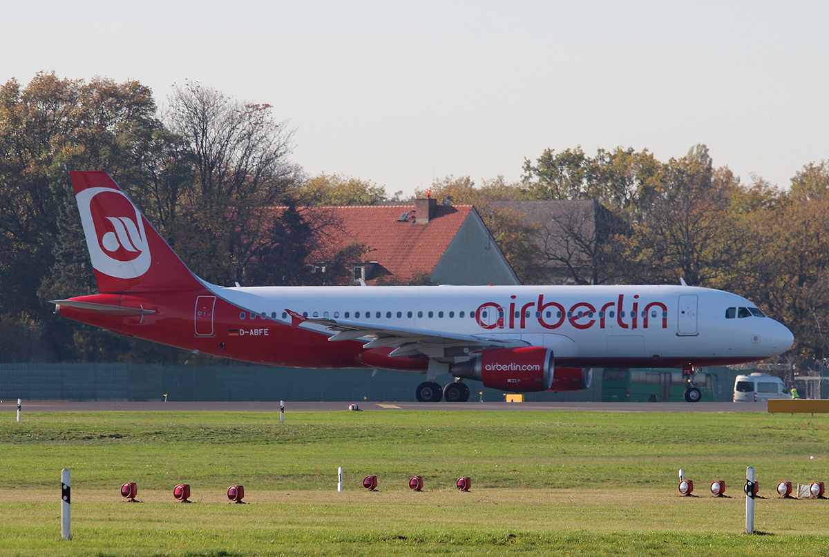 Air Berlin A 320-214 D-ABFE kurz vor dem Start in Berlin-Tegel am 31.10.2013