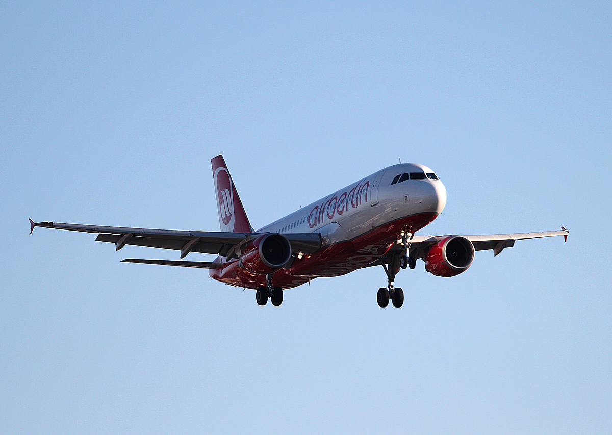 Air Berlin A 320-214 D-ABFE bei der Landung in Berlin-Tegel am 30.12.2013