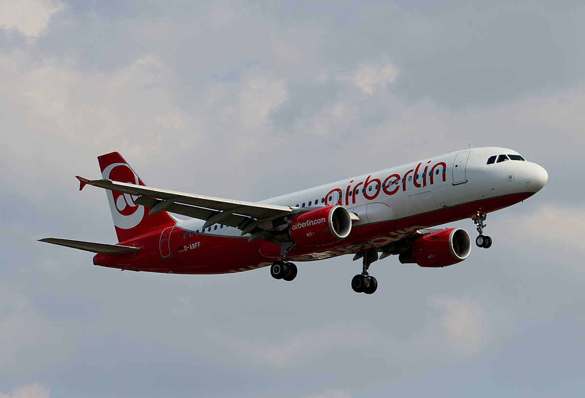 Air Berlin A 320-214 D-ABFF bei der Landung in Berlin-Tegel am 08.08.2014