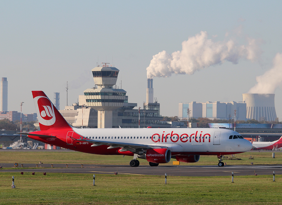 Air Berlin A 320-214 D-ABFG kurz vor dem Start in Berlin-Tegel am 31.10.2013