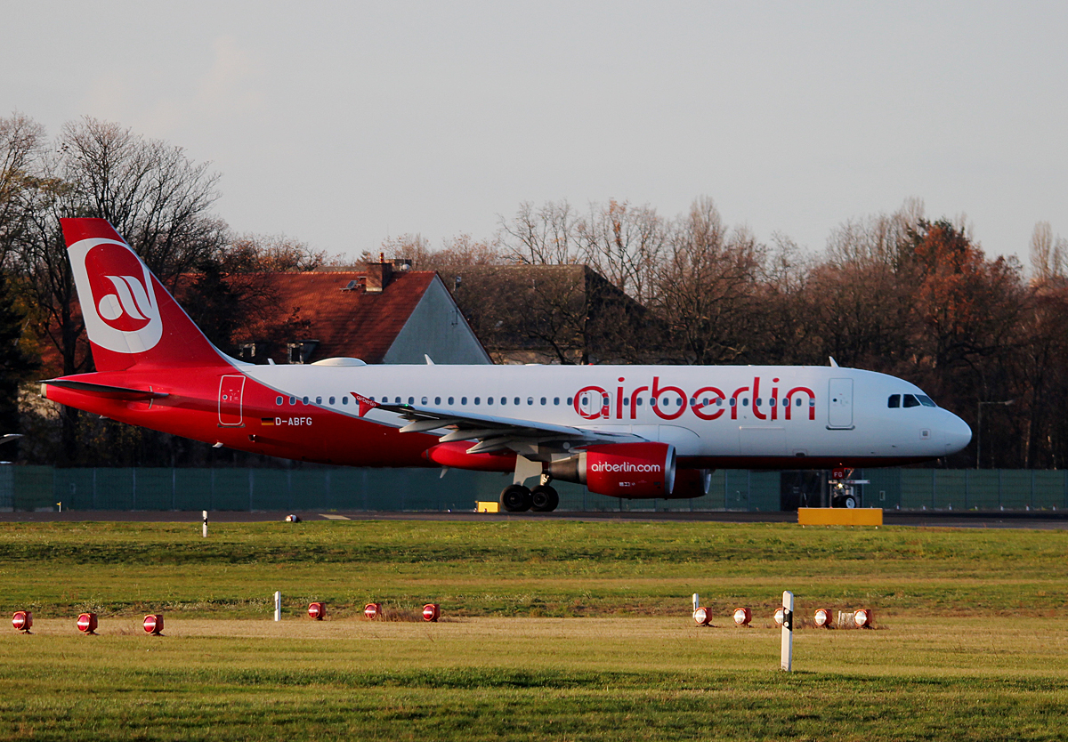 Air Berlin A 320-214 D-ABFG kurz vor dem Start in Berlin-Tegel am 14.11.2015