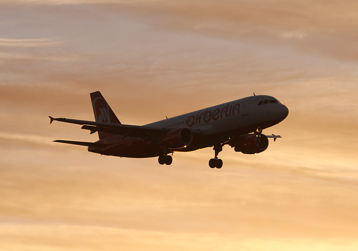 Air Berlin A 320-214 D-ABFK bei der Landung in Berlin-Tegel am 08.02.2014