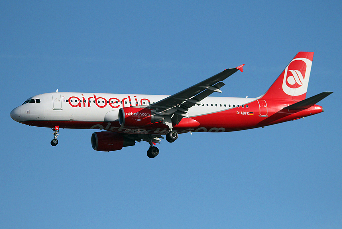 Air Berlin A 320-214 D-ABFK bei der Landung in Berlin-Tegel am 08.03.2014
