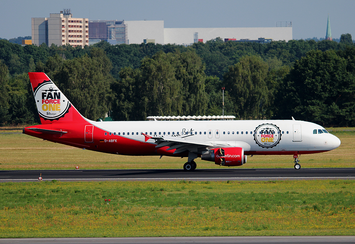 Air Berlin A 320-214 D-ABFK nach der Landung in Berlin-Tegel am 11.07.2014