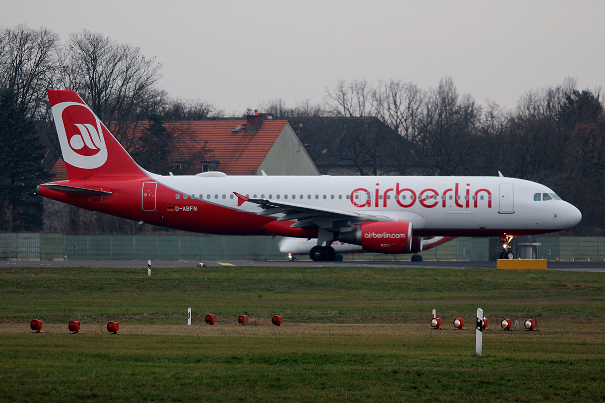 Air Berlin A 320-214 D-ABFN kurz vor dem Start in Berlin-Tegel am 19.12.2015