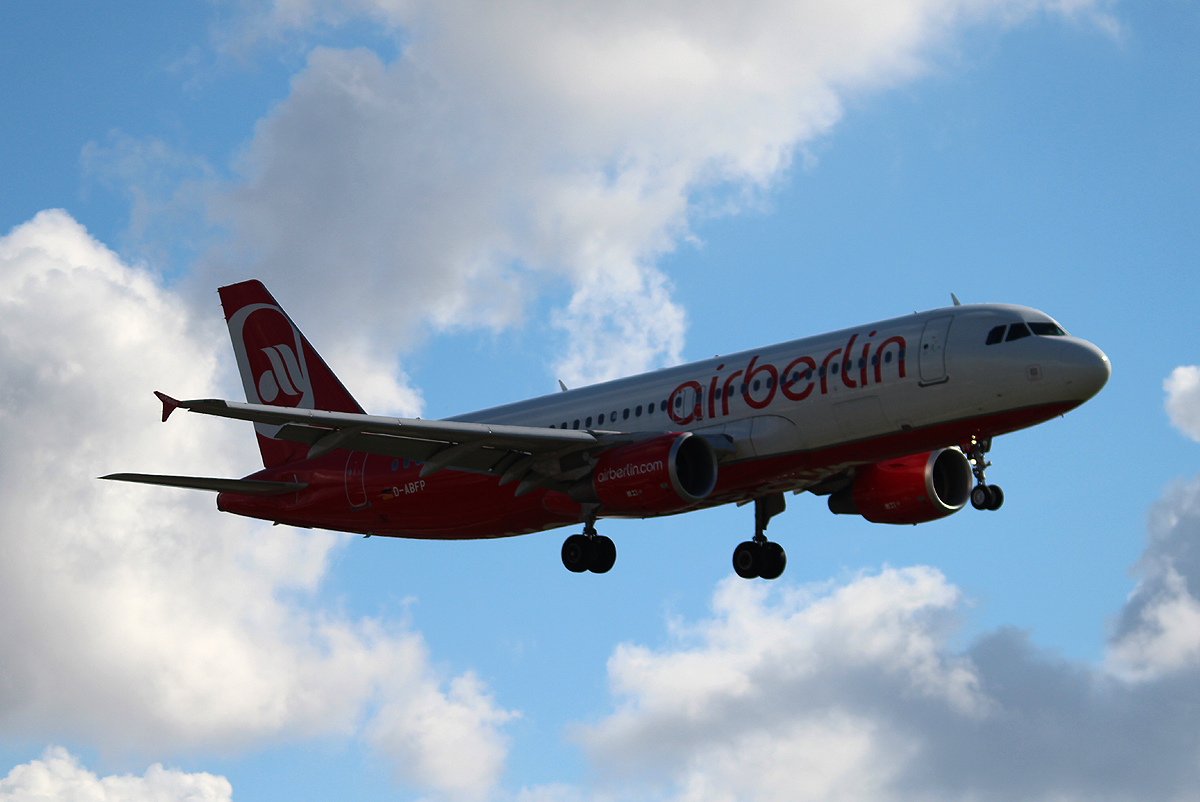 Air Berlin A 320-214 D-ABFP bei der Landung in Berlin-Tegel am 28.09.2013