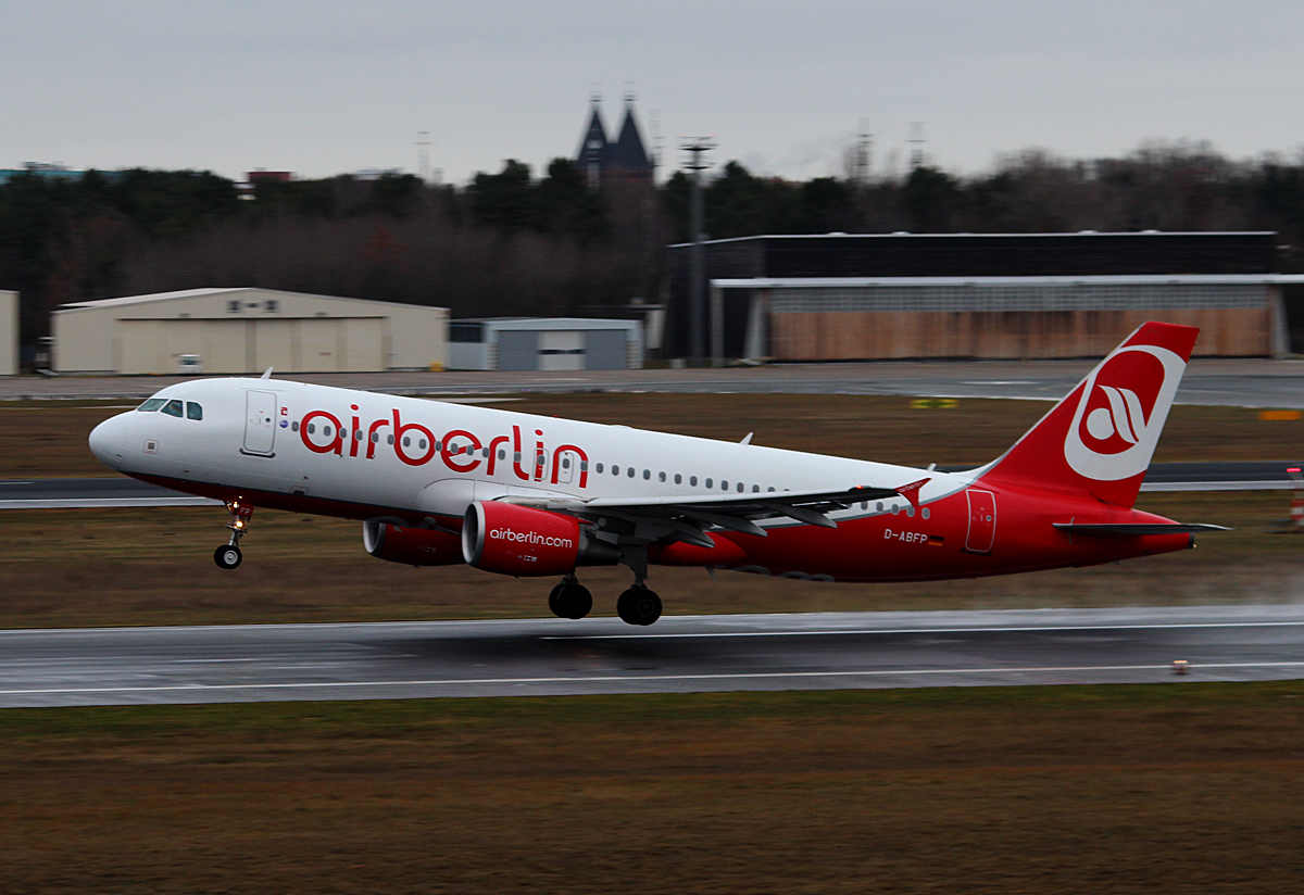 Air Berlin A 320-214 D-ABFP beim Start in Berlin-Tegel am 09.02.2015