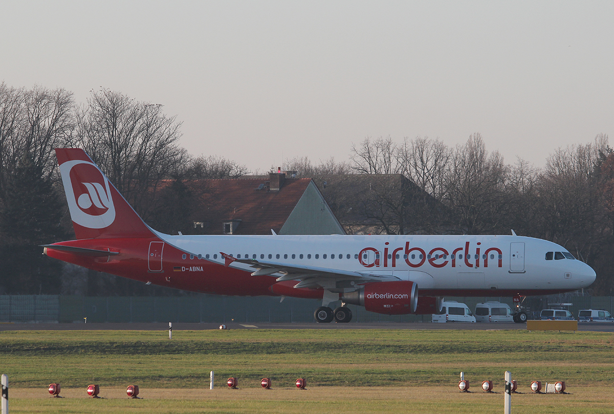 Air Berlin A 320-214 D-ABNA kurz vor dem Start in Berlin-Tegel am 30.12.2013