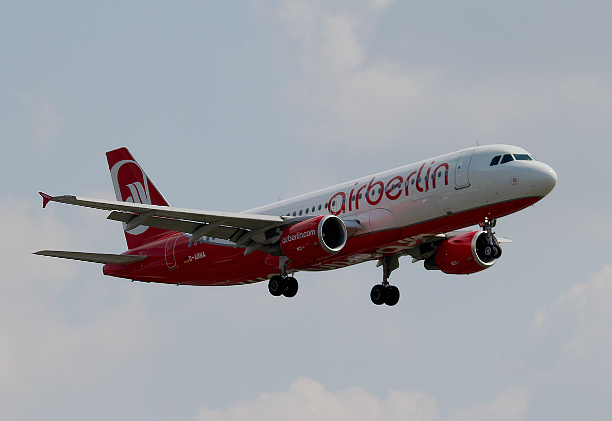 Air Berlin A 320-214 D-ABNA bei der Landung in Berlin-Tegel am 08.08.2014