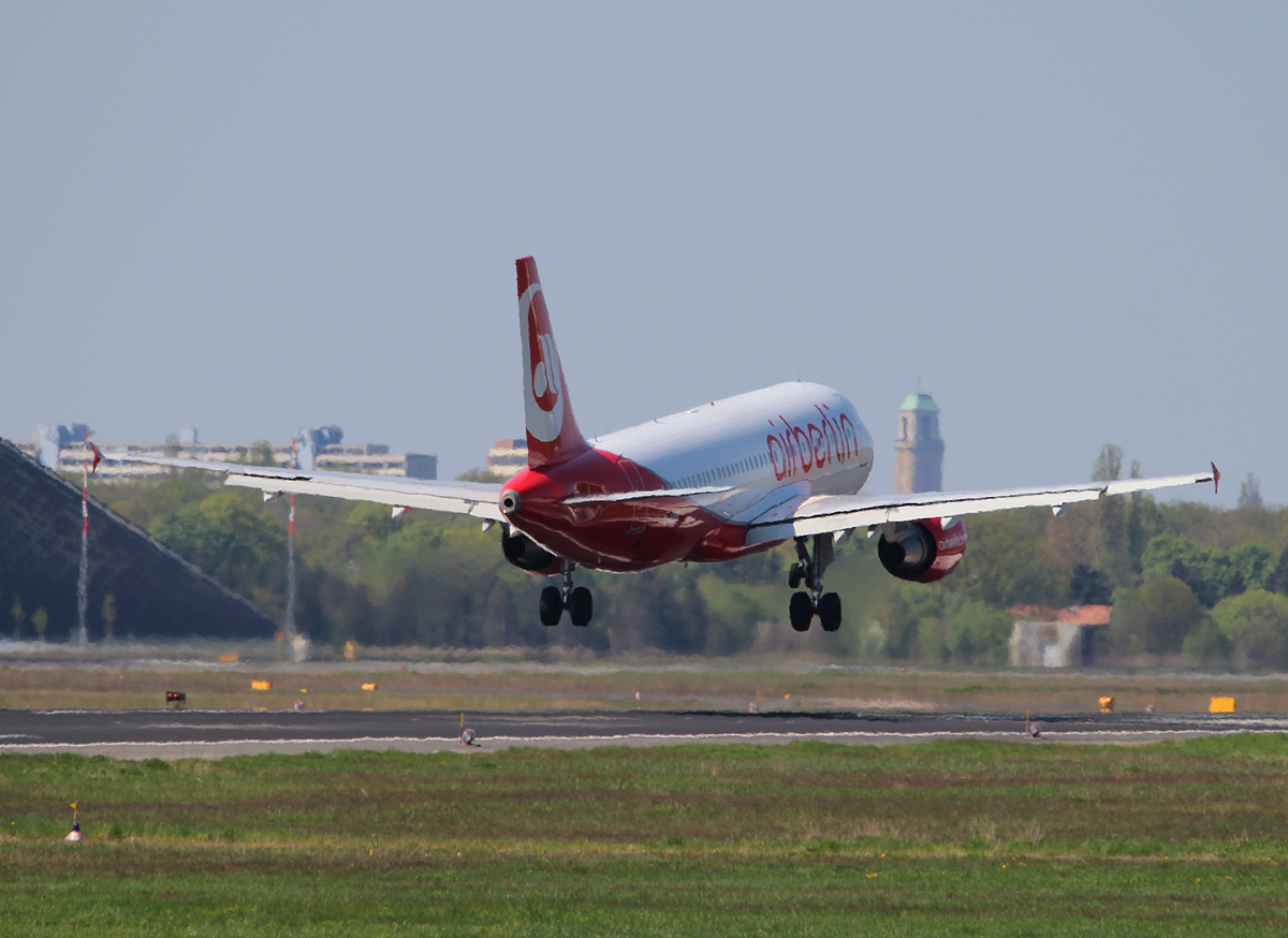 Air Berlin A 320-214 D-ABNB bei der Landung in Berlin-Tegel am 05.05.2013