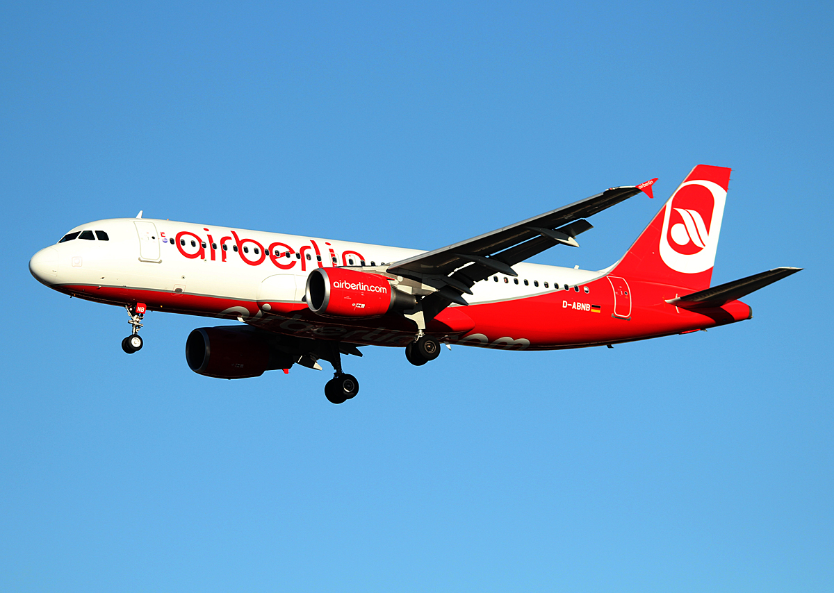 Air Berlin A 320-214 D-ABNB bei der Landung in Berlin-Tegel am 11.01.2014