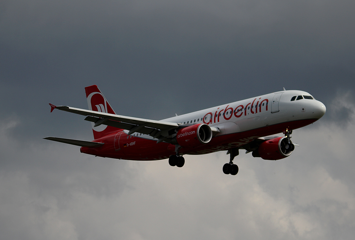 Air Berlin A 320-214 D-ABNF bei der Landung in Berlin-Tegel am 09.05.2014
