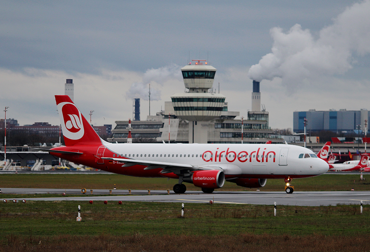 Air Berlin A 320-214 D-ABZA kurz vor dem Start in Berlin-Tegel am 29.11.2015