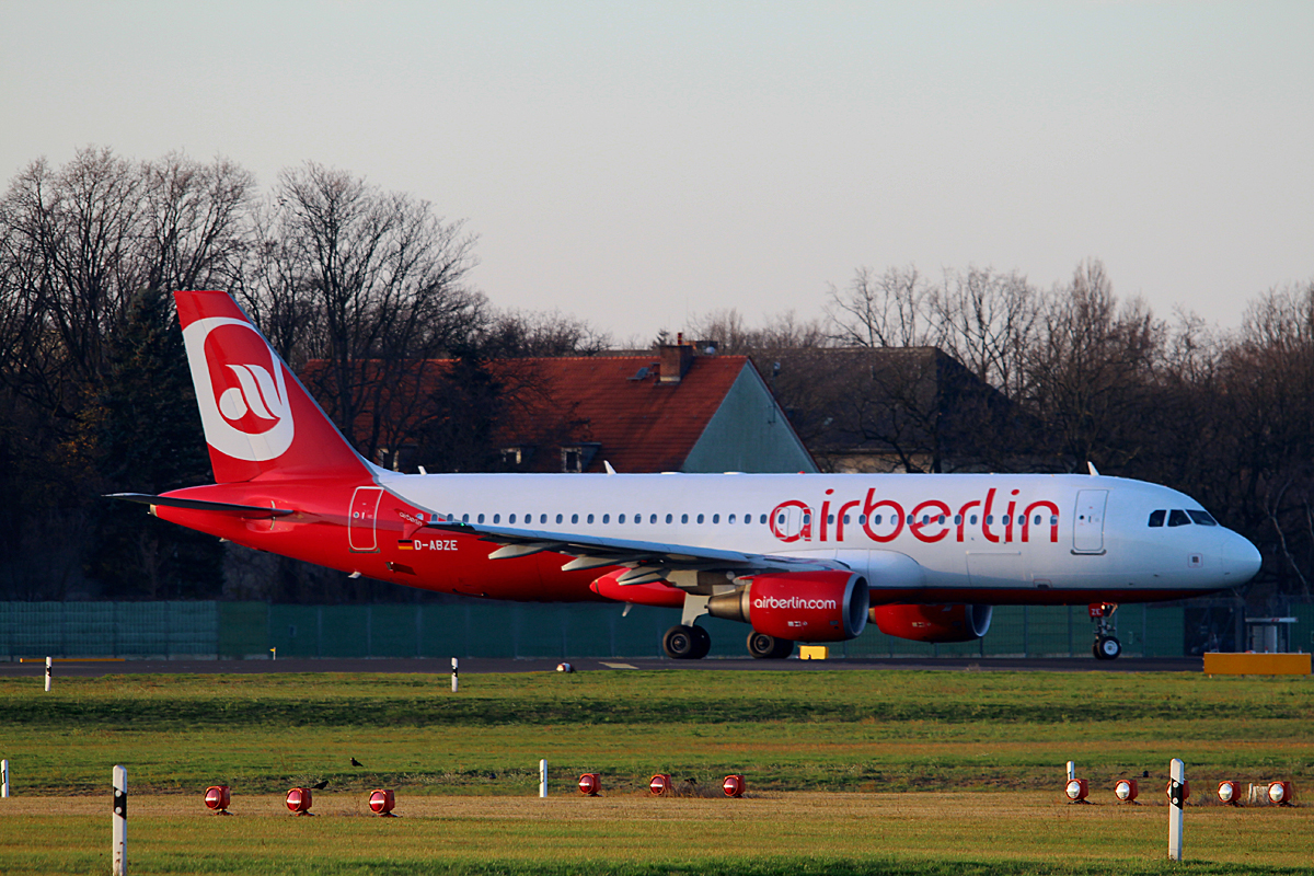 Air Berlin A 320-214 D-ABZE kurz vor dem Start in Berlin-Tegel am 06.12.2015