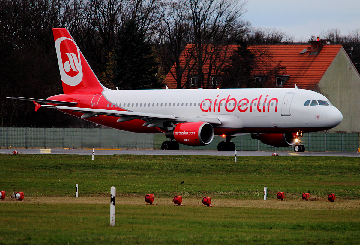Air Berlin A 320-214 D-ABZF kurz vor dem Start in Berlin-Tegel am 29.11.2015