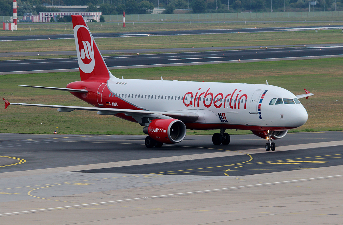 Air Berlin A 320-214 D-ABZK bei der Ankunft in Berlin-Tegel am 13.09.2015