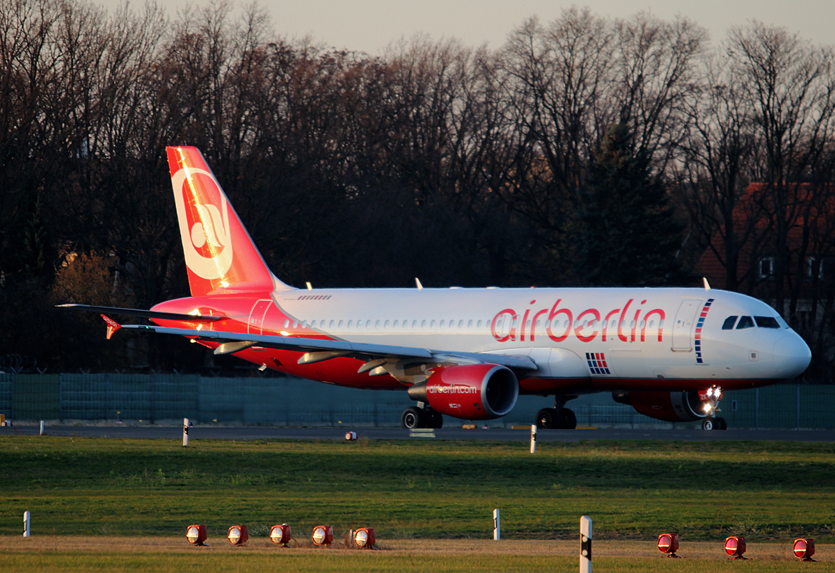 Air Berlin A 320-214 D-ABZK kurz vor dem Start in Berlin-Tegel am 06.12.2015