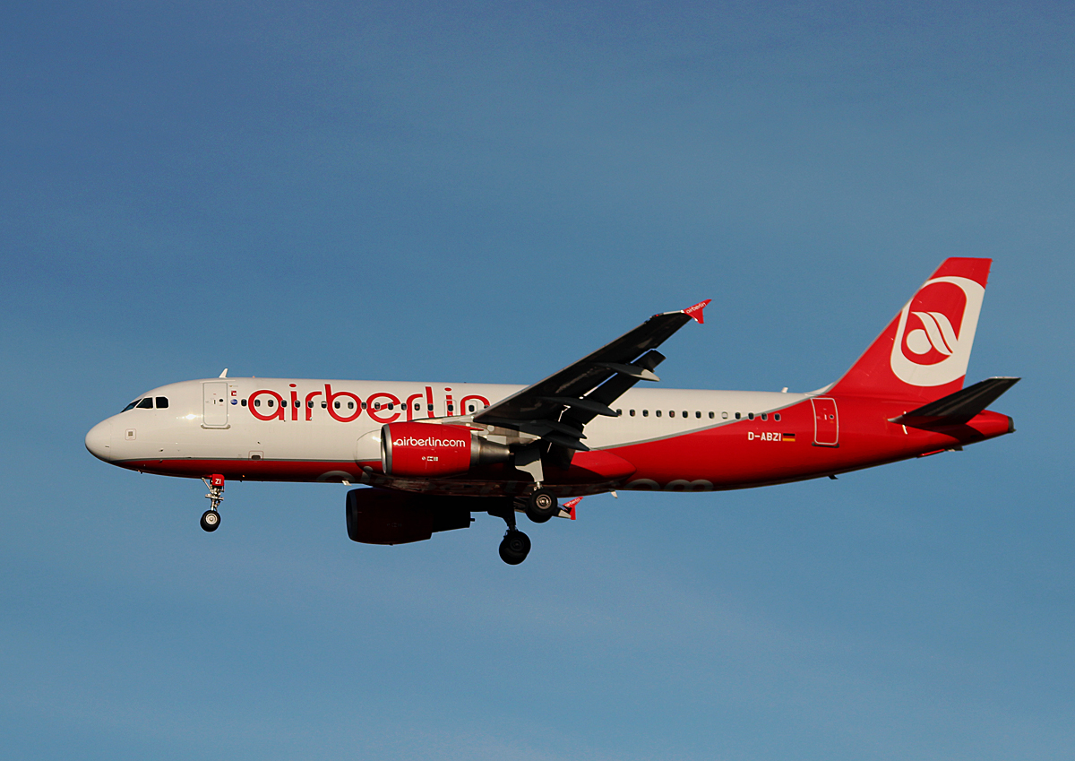 Air Berlin A 320-216 D-ABZI bei der Landung in Berlin-Tegel am 06.12.2015