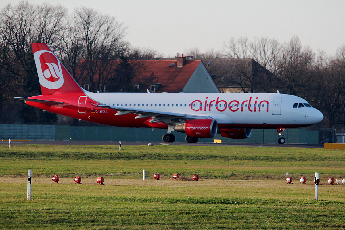 Air Berlin A 320-216 D-ABZJ kurz vor dem Start in Berlin-Tegel am 06.12.2015