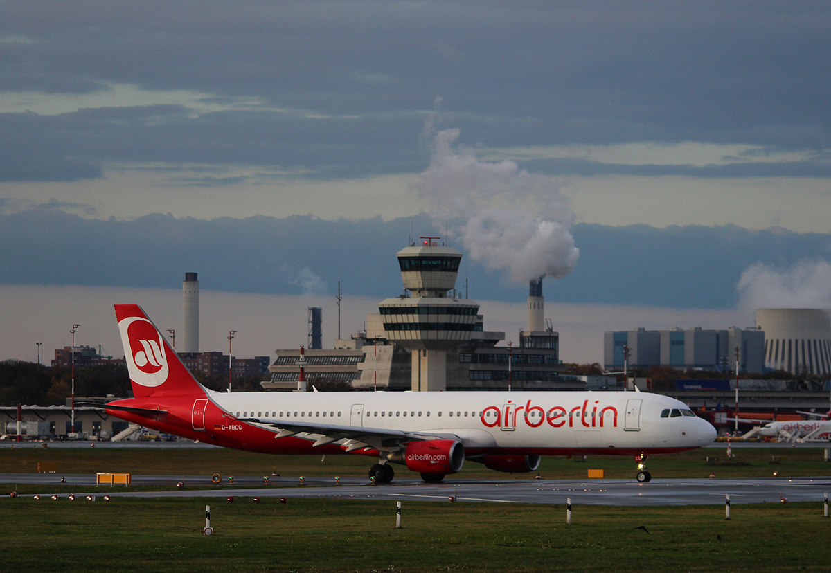 Air Berlin A 321-211 D-ABCG kurz vor dem Start in Berlin-Tegel am 09.11.2013