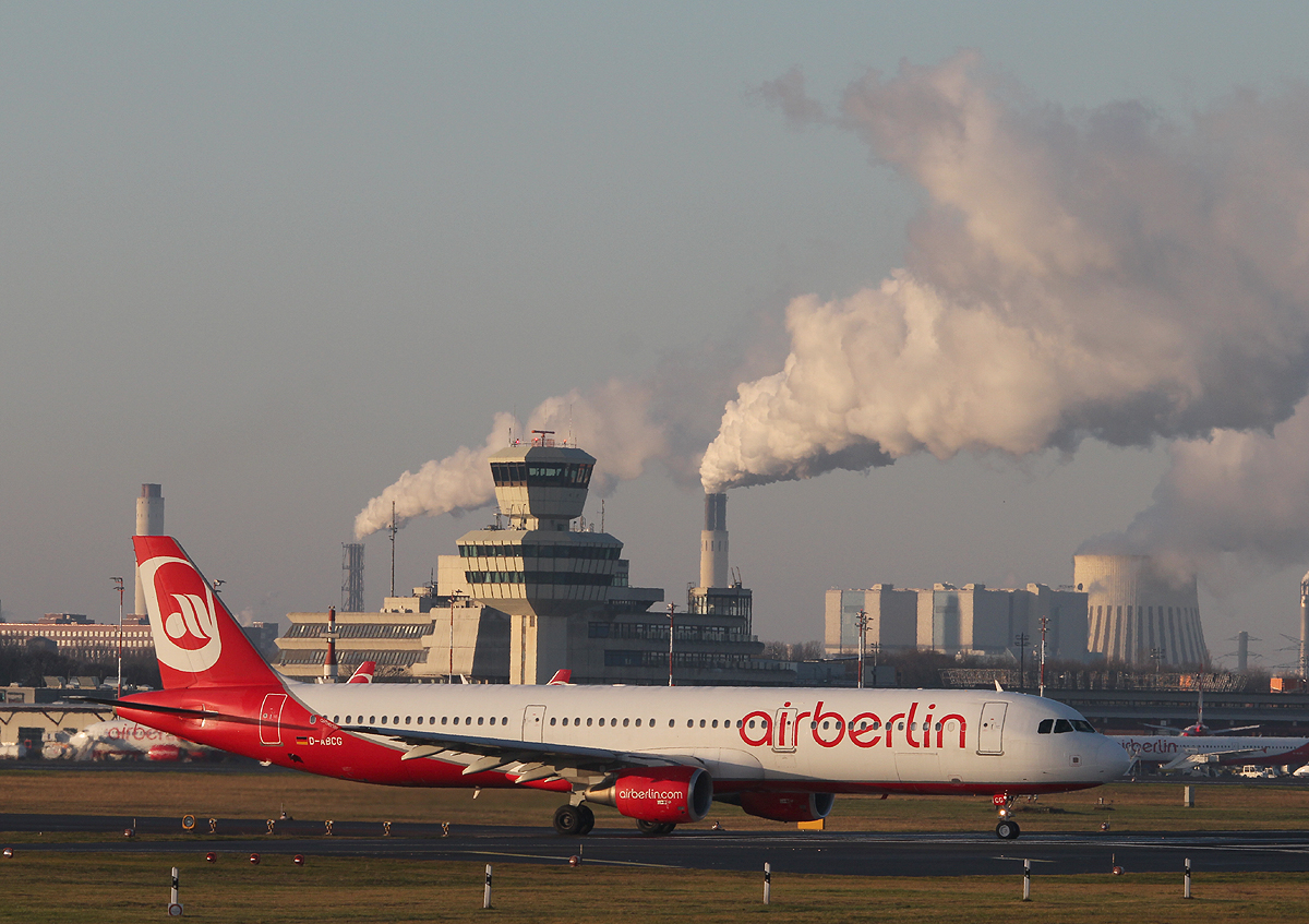 Air Berlin A 321-211 D-ABCG kurz vor dem Start in Berlin-Tegel am 30.12.2013