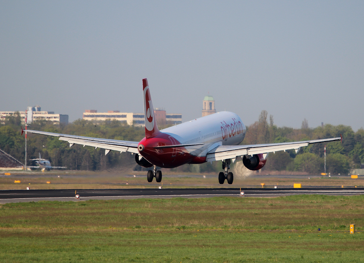 Air Berlin A 321-211 D-ABCH bei der Landung in Berlin-Tegel am 05.05.2013
