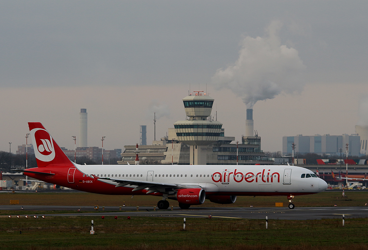 Air Berlin A 321-211 D-ABCK kurz vor dem Start in Berlin-Tegel am 19.12.2015