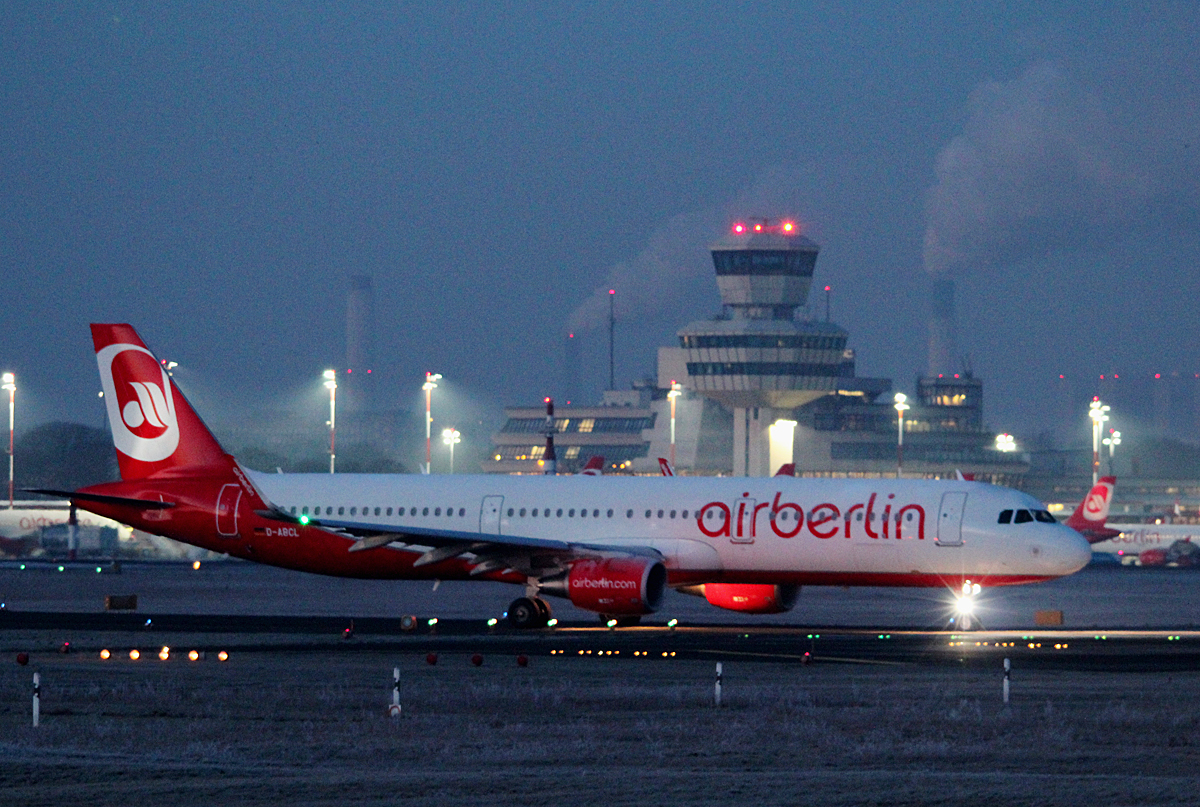 Air Berlin A 321-211 D-ABCL kurz vor dem Start in Berlin-Tegel am 18.01.2015