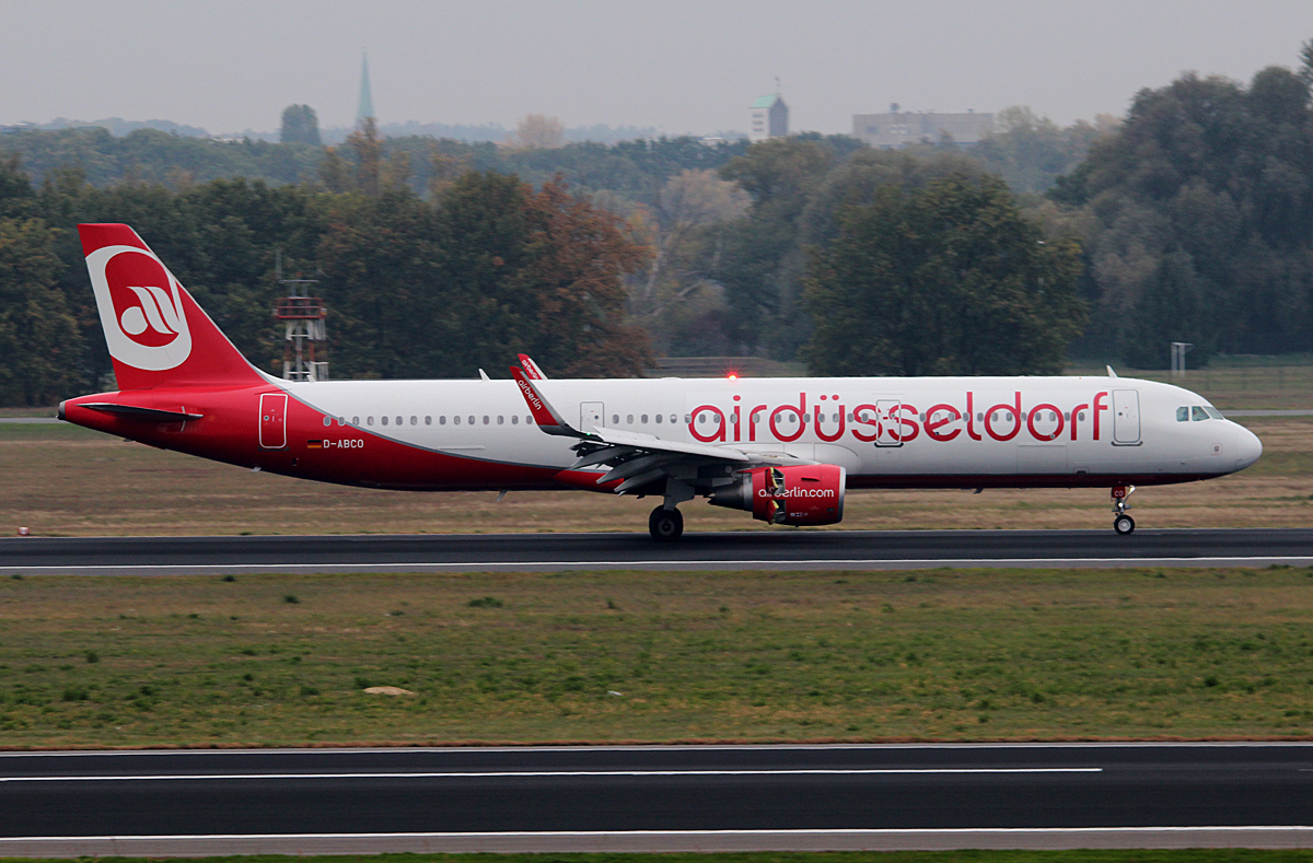 Air Berlin A 321-211 D-ABCO nach der Landung in Berlin-Tegel am 13.10.2015