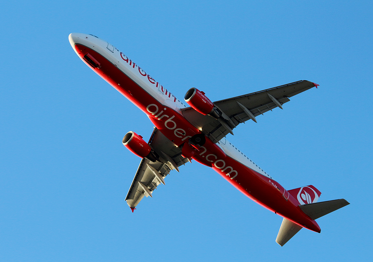 Air Berlin A 321-211 D-ALSA nach dem Start in Berlin-Tegel am 09.01.2016