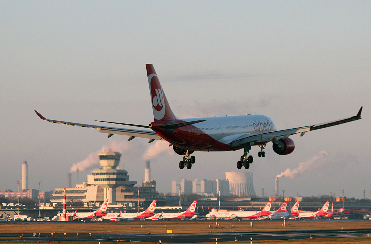 Air Berlin A 330-223 D-ABXB bei der Landung in Berlin-Tegel am 22.02.2014