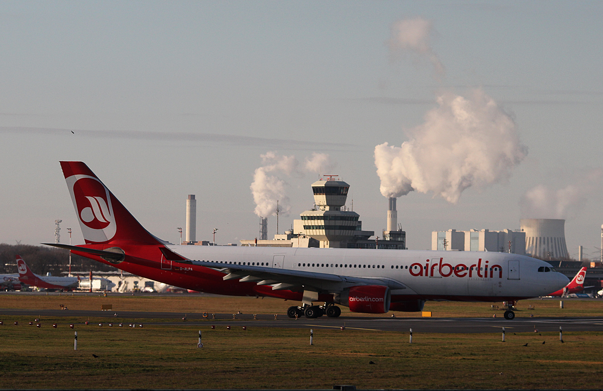 Air Berlin A 330-223 D-ALPA kurz vor dem Start in Berlin-Tegel am 11.01.2014