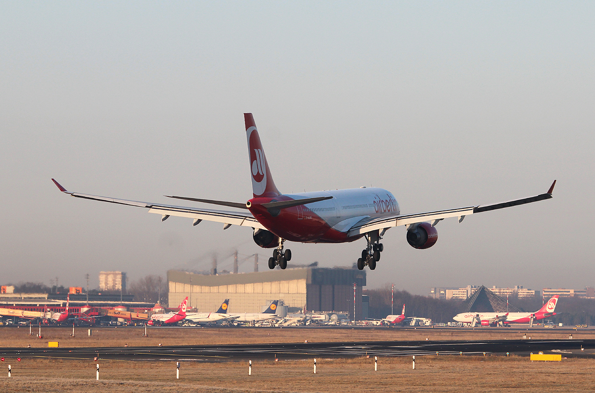 Air Berlin A 330-223 D-ALPB bei der Landung in Berlin-Tegel am 07.04.2013