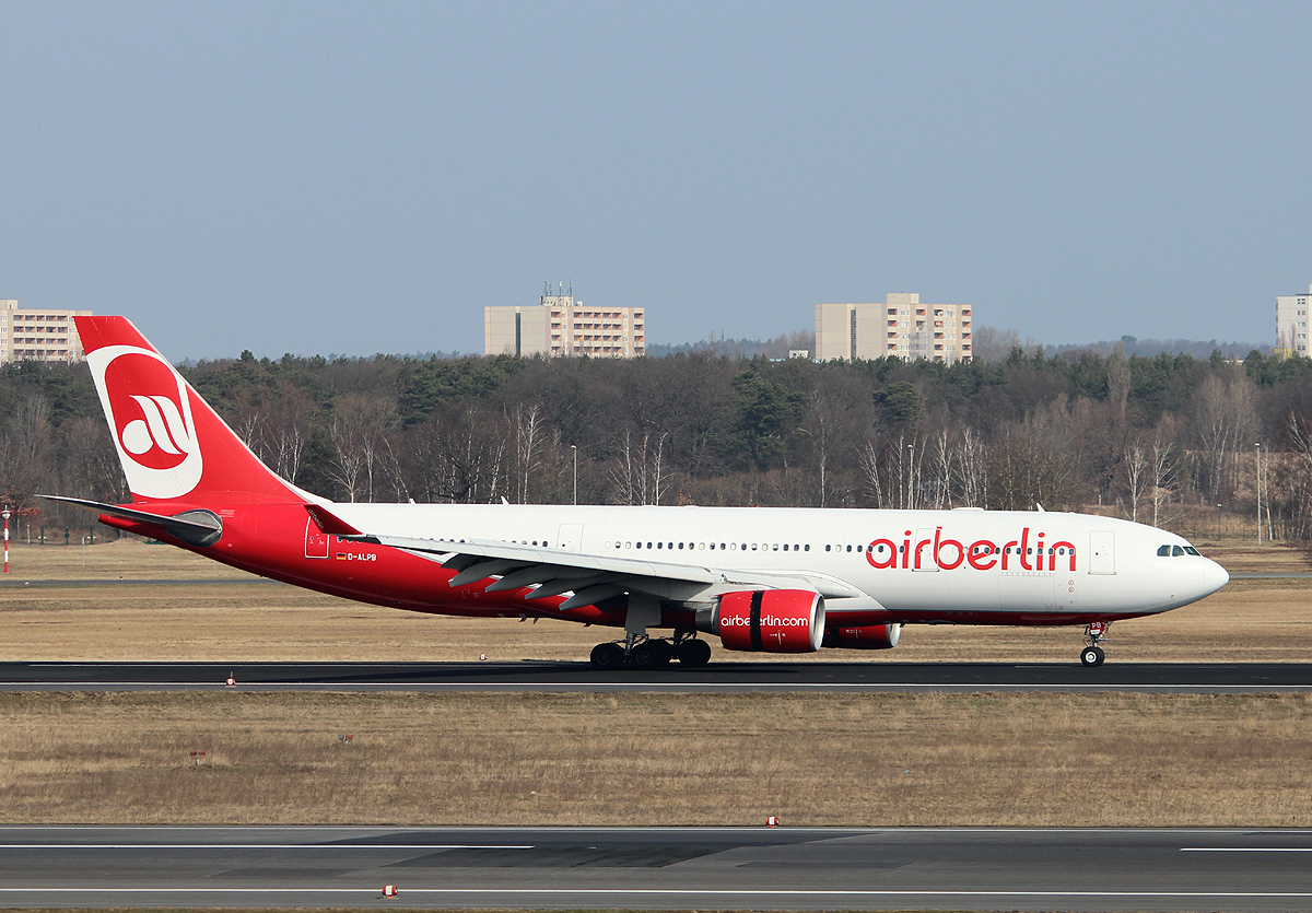 Air Berlin A 330-223 D-ALPB nach der Landung in Berlin-Tegel am 14.04.2013