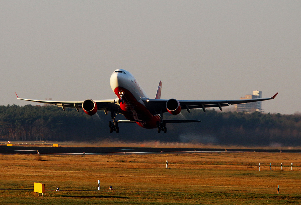 Air Berlin A 330-223 D-ALPB beim Start in Berlin-Tegel am 31.12.2015