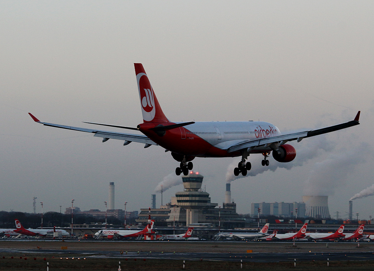 Air Berlin A 330-223 D-ALPB bei der Landung in Berlin-Tegel am 09.01.2016