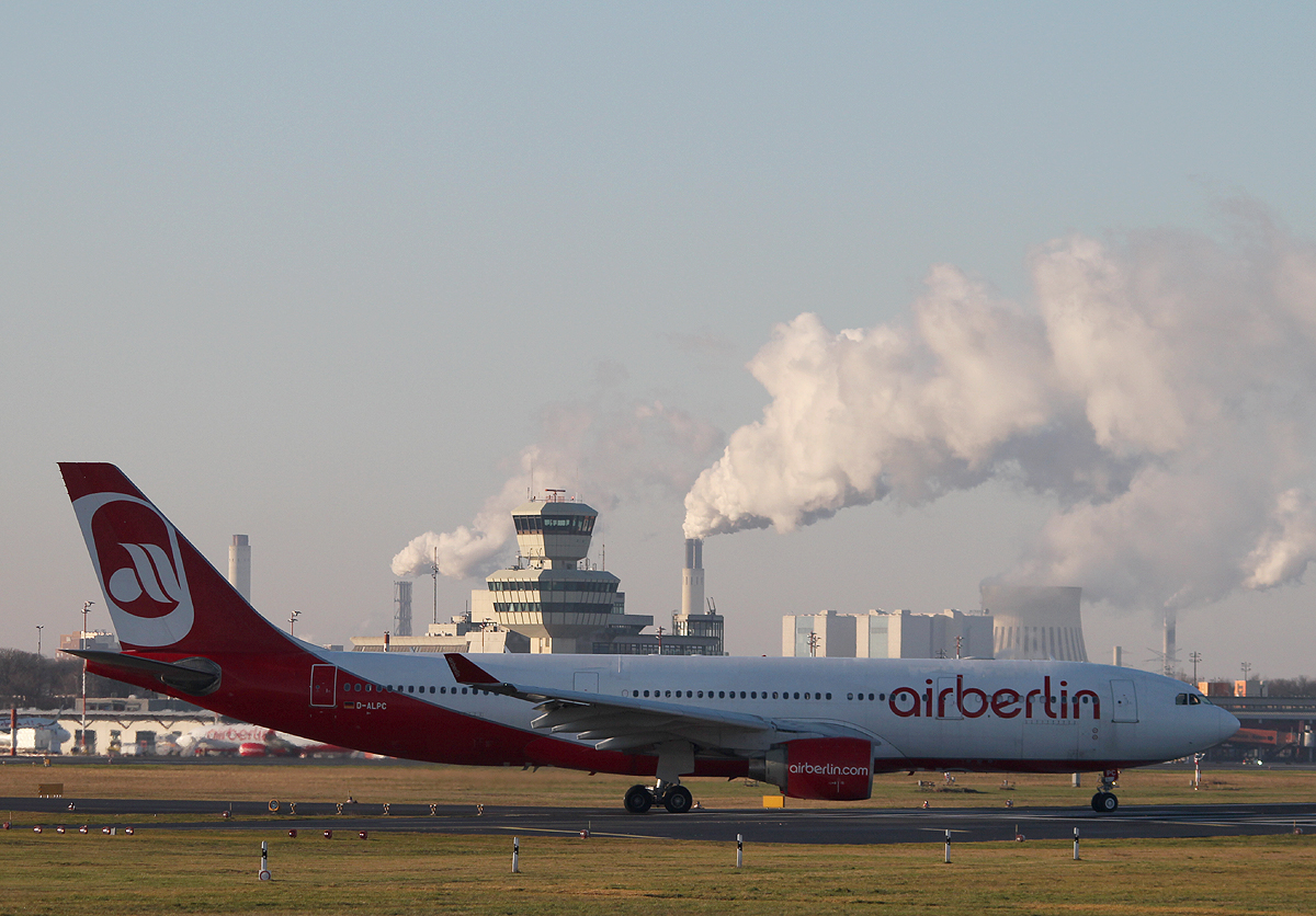 Air Berlin A 330-223 D-ALPC kurz vor dem Start in Berlin-Tegel am 30.12.2013