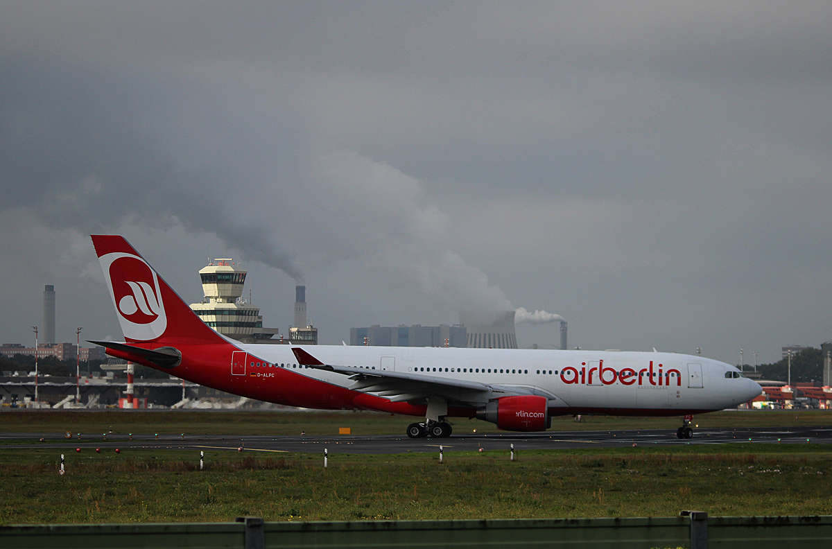 Air Berlin A 330-223 D-ALPC kurz vor dem Start in Berlin-Tegel am 27.09.2014